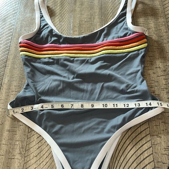 Rip curl 🏄🏻♀️🌊 Rainbow 🌈 Stripe One Piece Lined Swimsuit🩱Stays Put! - Picture 12 of 17